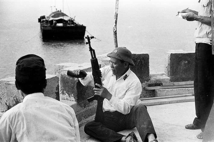 Những người lính trẻ đóng quân ở Trường Sa những năm cuối thập kỷ 1980 sẽ nhớ mãi hình ảnh một vị tướng già giản dị và gần gũi, với sự ân cần và tận tụy của một người cha.
