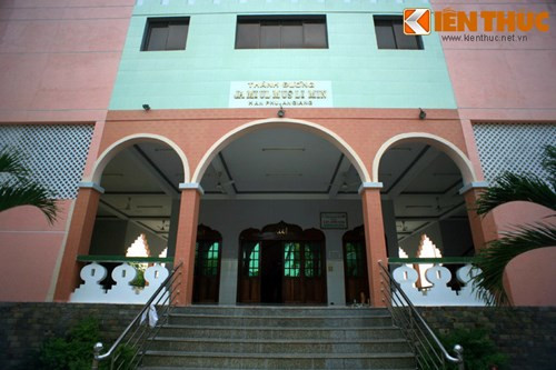 Mặt hậu của thánh đường.