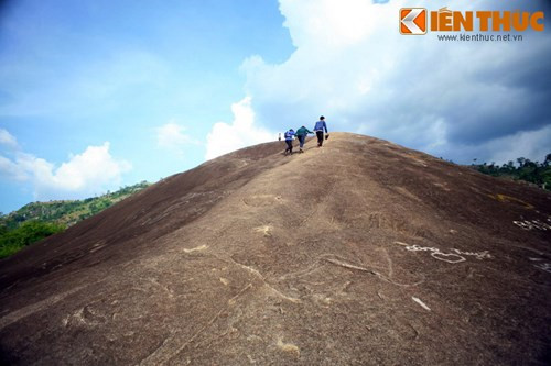 "Chinh phục" đá Voi Mẹ không khó. Từ mặt đất, chỉ mất khoảng 15 phút để lên đến đỉnh cao nhất của tảng đá bằng cách leo qua những sườn dốc thoai thoải.