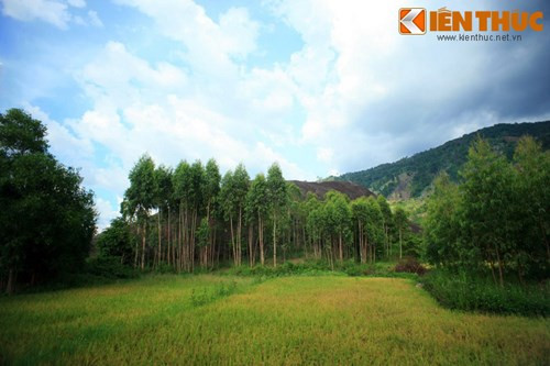 Nhiều người tin rằng, đây chính là tảng đá nguyên khối lớn nhất từng được biết đến ở Việt Nam.