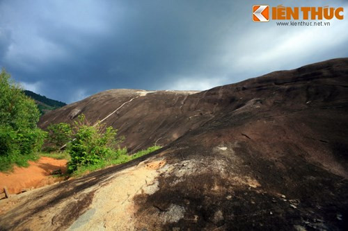 Vì trên tảng đá có rất ít chỗ bám, người leo có thể bị gió cuốn lăn khỏi vách đá.