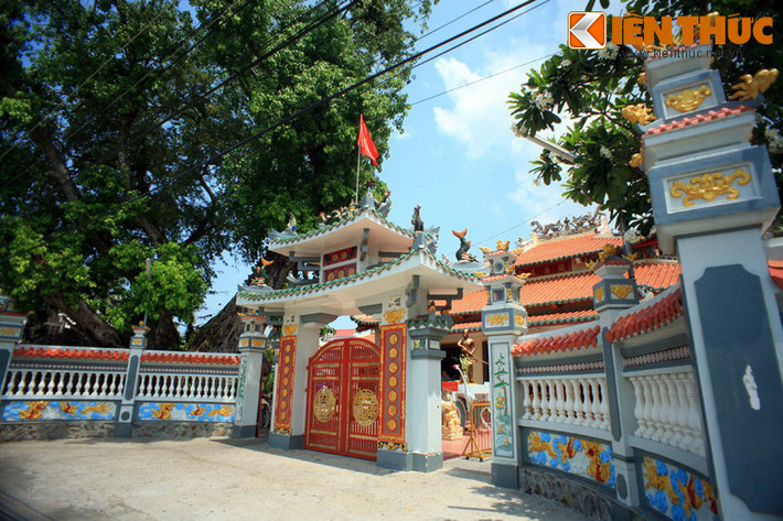 Sau khi Nguyễn Trung Trực bị xử ngày 27/10/1868, những người dân yêu kính ông ở Rạch Giá đã bí mật thờ ông trong đền thờ Nam Hải đại tướng quân (cá Ông). Ban đầu, đây chỉ là một ngôi đền nhỏ bằng gỗ, lợp lá. Sau những lần xây dựng vào năm 1881 và 1964, ngôi đình đã có diện mạo bề thế như ngày nay.