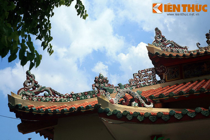 Các họa tiết trang trí khảm sành sứ trên mái đình thần Nguyễn Trung Trực ở Rạch Giá.