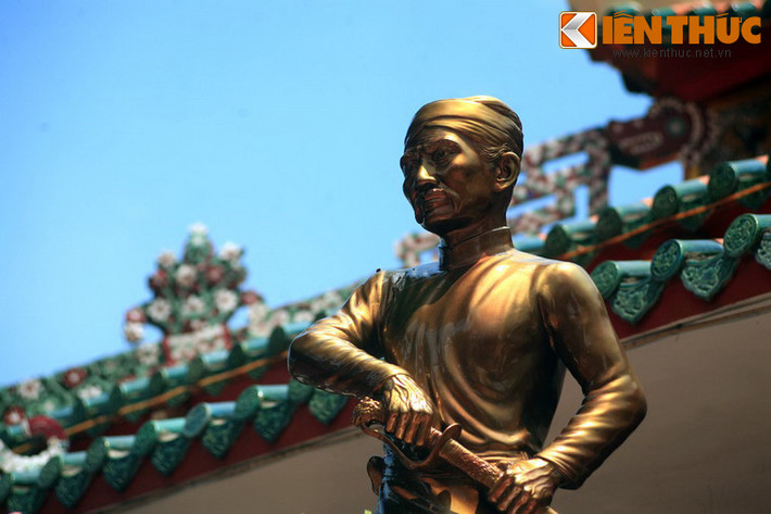 Phía trước đình là bức tượng chân dung Nguyễn Trung Trực, được tạc bằng đồng vào thập niên 1960-1970.