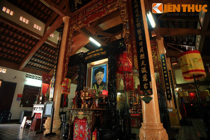 Bên trong đình, lãnh tụ Nguyễn Trung Trực được thờ ở vị trí trung tâm. Bện cạnh đó còn có ngai thờ Phó cơ Nguyễn Hiền Điều và Phó lãnh binh Lâm Quang Ky - những cộng sự thân tín của ông, ngai thờ Nam Hải Ðại tướng quân theo phong tục của người dân miền biển và các bàn thờ Tây hiến, Đông hiến, Tiền hiền, Hậu hiền, Thủy long, Đồng bào nghĩa quân liệt sĩ.