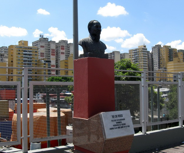 Ở Caracas (Venezuela) tượng bán thân của Bác Hồ được đặt trang trọng trên bệ đá cao 2 mét cùng một cột cờ có lá cờ đỏ sao vàng bay phấp phới trên đại lộ Simon Bolivar - một đại lộ lớn nhất nhì của thủ đô Caracas.