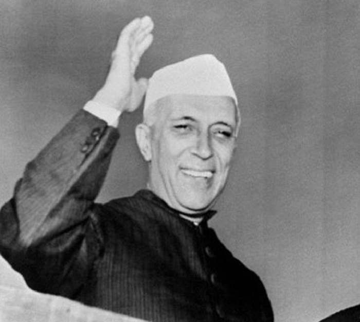 Gia tộc này được khởi nguồn bời Jawaharlal Nehru (1889-1964) - vị thủ tướng đầu tiên của Ấn Độ sau khi độc lập. Khi con gái của Jawaharlal Nehru là Indira đổi sang họ Gandhi – theo tên tuổi nhà cách mạng vĩ đại Mohandas Gandhi (1869-1948) – dòng họ Nehru-Gandhi chính thức xuất hiện trên bản đồ chính trị Ấn Độ.