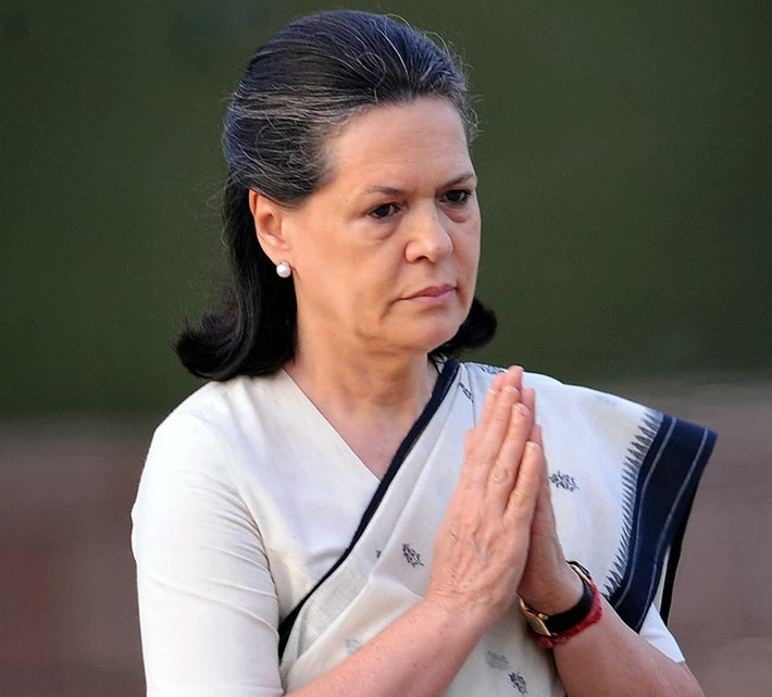 Nhưng những mất mát này không làm các thành viên trong dòng họ Nehru-Gandhi từ bỏ lý tưởng chính trị. Sau cái chết của Rajiv Gandhi, vợ ông là Sonia Gandhi kế nghiệp chồng và bà được bầu làm Chủ tịch đảng Quốc đại vào năm 1998.