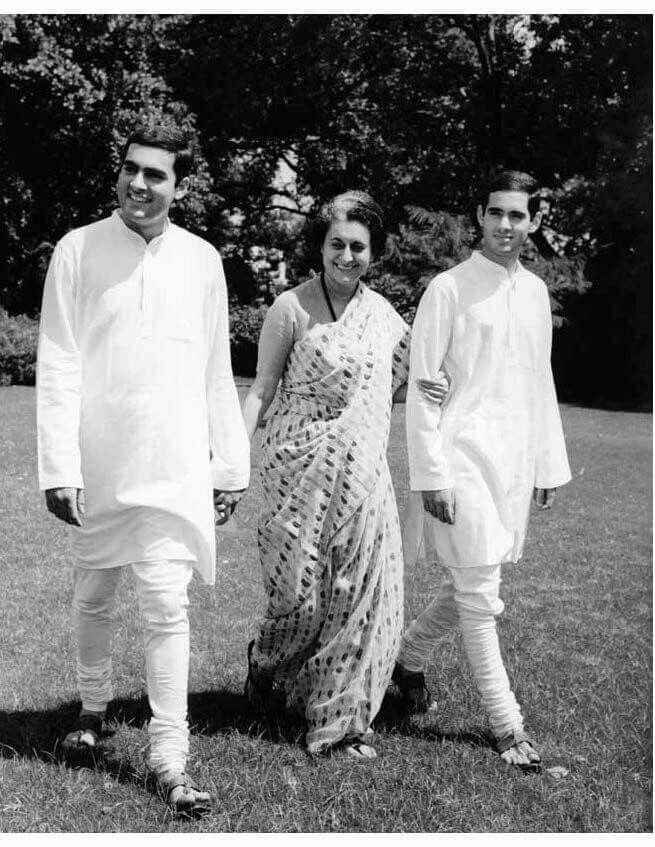 Hai cái chết của Indira Gandhi và Rajiv Gandhi được coi là hai sự kiện chấn động lịch sử thế giới cuối thế kỷ 20. Như vậy, gia tộc Nehru-Gandhi có ba người làm thủ tướng thì hai người bị ám sát khi đang ở giai đoạn đỉnh cao quyền lực.