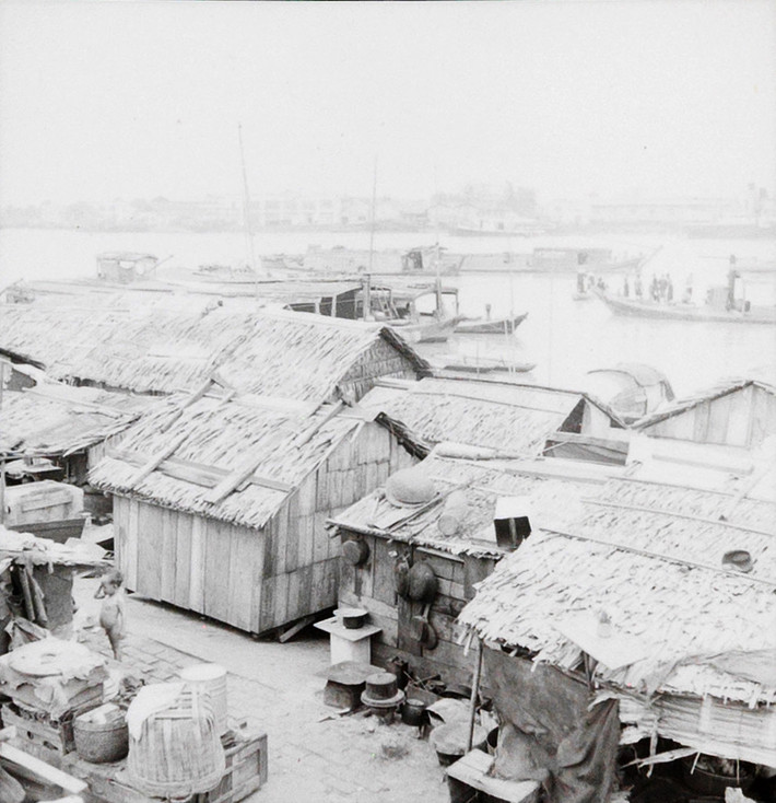 Những ngôi nhà ổ chuột ven sông.