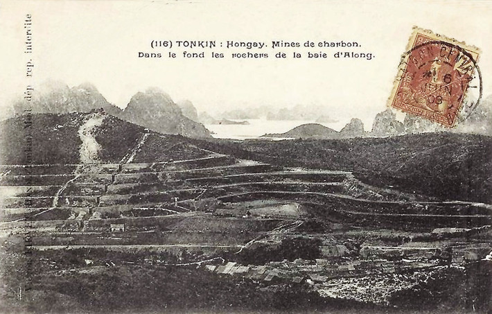 Mỏ than Hòn Gai đầu thế kỷ 20, phía xa là vịnh Hạ Long với các đảo đá nhấp nhô.