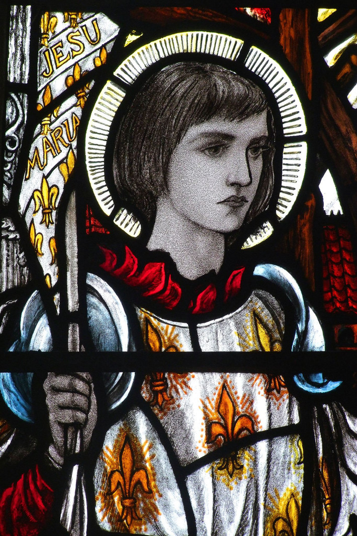 24 năm sau, Giáo hoàng cho tra xét lại vụ án, và tuyên bố Jeanne d'Arc vô tội, rồi phong bà là một người tử vì đạo. Jeanne d'Arc được phong chân phước năm 1909 và ngày 16/5/1920 được Giáo hoàng chính thức phong thánh.