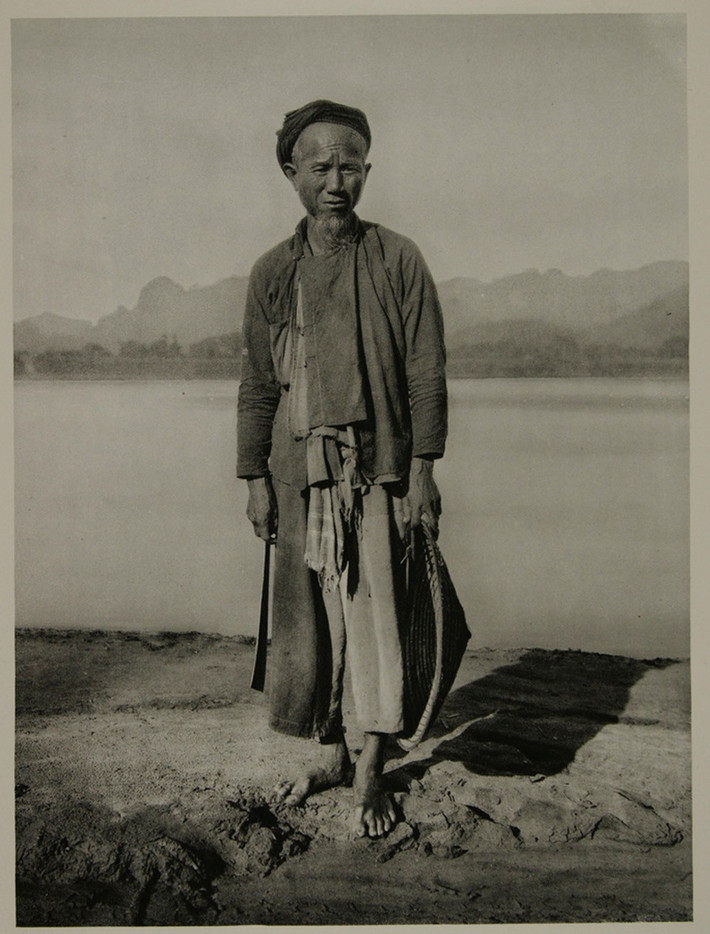 Cụ ông trên bờ sông Đà.