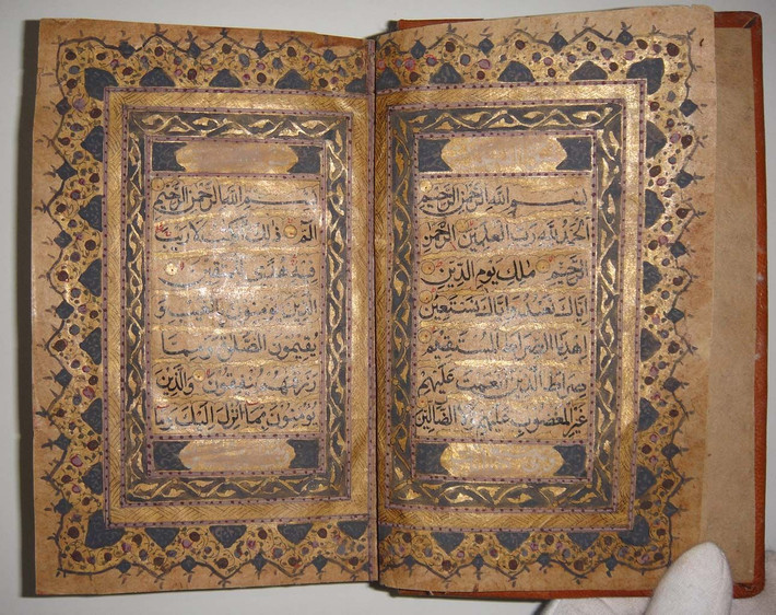 Trên cương vị tể tướng, Ibn Abbad không bao giờ rời xa thư viện của mình. Mỗi khi cần đi công cán ở xa, ông lại huy động đội lạc đà hùng hậu để chở theo những cuốn sách quan trọng.