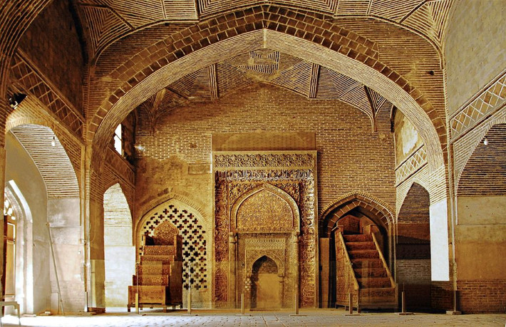 Theo các sử liệu Sahib Ibn Abbad được sinh ra ở Isfahan (Iran) vào năm 938. Cha của ông là Abu'l-Hasan Abbad ibn Abbas – một học giả Hồi giáo có tiếng. Khi cha qua đời, Ibn Abbad chỉ mới 7-8 tuổi và được bạn của cha nuôi dưỡng.