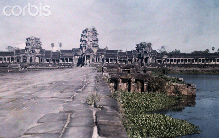 Trên một lối vào đền Angkor Wat.