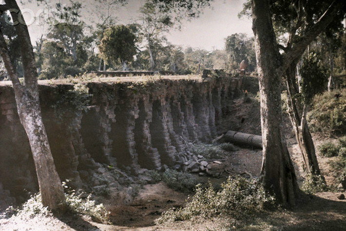 Lối lên cầu đá cổ Spean Kampong Kdei ở Phnompenh.