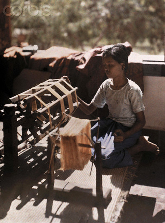 Cô gái Campuhchia dệt vải trong một trường nghề ở Phnompenh.
