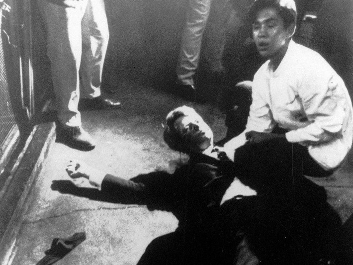 7 tháng sau vụ ám sát Tổng thống Kennedy, đến lượt em trai của ông là Robert Kenndy - khi đó là thượng nghị sĩ - bị ám sát. Vụ việc xảy ra vào nửa đêm ngày 5/6/1968, tại Los Angeles, California, trong chiến dịch bầu cử Tổng thống Hoa Kỳ cùng năm.