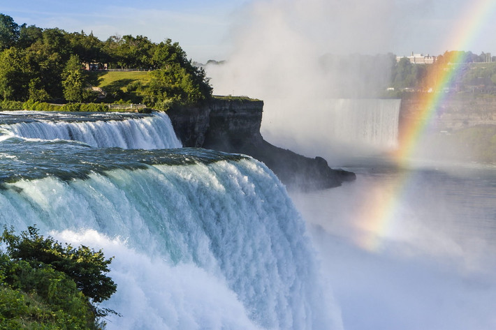 Nằm ở biên giới giữa hai nước Mỹ và Canada, thác Niagara có chiều rộng và độ cao đáng kinh ngạc, được coi là một trong những kỳ quan thiên nhiên tuyệt vời nhất của Trái Đất. Ảnh: Reader's Digest.
