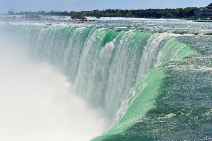 Những khối nước trắng xóa của thác Niagara kết hợp với âm thanh vang vọng của nước đổ tạo nên một cảm giác đầy mê hoặc về sức mạnh vô tận của thiên nhiên cho những ai tận mắt chiêm ngưỡng. Ảnh: Travel Mamas.