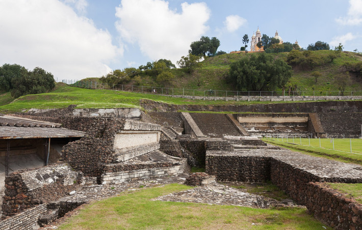 Không nổi tiếng như kim tự tháp Ai Cập nhưng kim tự tháp Cholula ở bang Puebla, Mexico, nắm giữ những kỷ lục khiến nhiều người ngạc nhiên. Ảnh: Wikipedia.
