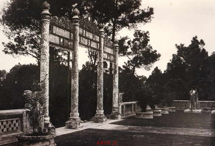 Trụ biểu ở lăng vua Đồng Khánh.