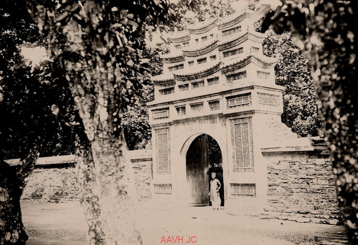 Cổng lăng vua Tự Đức.