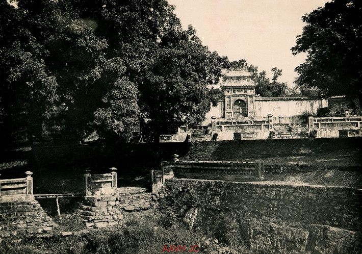 Trong khuôn viên lăng Tự Đức.