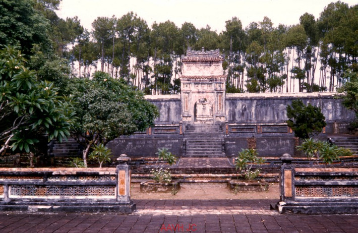 Toàn cảnh khu Bửu thành nhìn từ nhà bia.