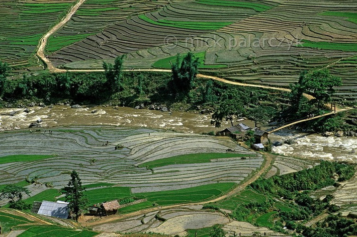 Suối Mường Hoa cắt ngang đường tới bản Lao Chải, Sapa.