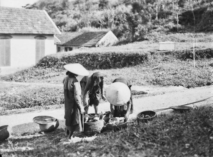 Quầy bán cá khô tại chợ cóc ở Tam Đảo.