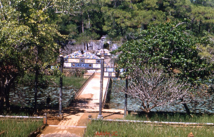 Tư Minh Lâu nhìn xuống cầu Thông Minh Chính Trực. Cây cầu này bắc ngang hồ Tân Nguyệt để dẫn vào Bửu thành, tòa thành bảo vệ nơi yên nghỉ của nhà vua.