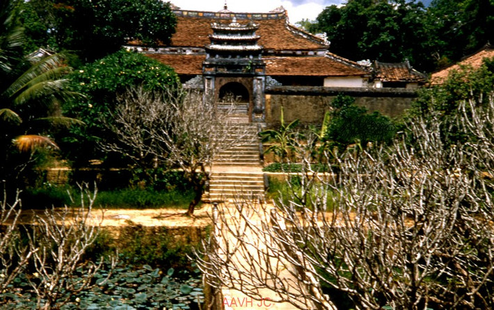 Từ Minh Lâu nhìn về khu tẩm điện.
