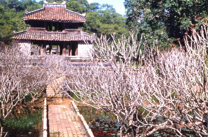Phía sau Hoằng Trạch Môn là hồ Trừng Minh. Ba chiếc cầu Tả Phù (trái), Trung Đạo (giữa), Hữu Bật (phải) bắc qua hồ dẫn đến Minh Lâu, một tòa lầu nằm trên quả đồi có tên là Tam Tài Sơn.