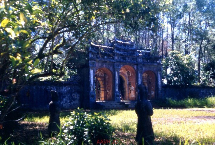 Đại Hồng Môn - cổng chính của lăng vua Minh Mạng, nhìn từ sân chầu phía trong, năm 1954-1955. Ảnh: Aavh.org.
