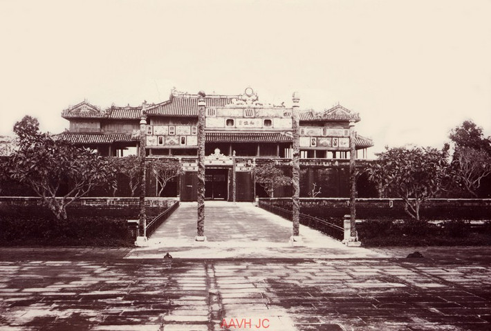 Cầu Trung Đạo và Ngọ Môn ở Hoàng thành Huế năm 1935. Ảnh: Aavh.org.
