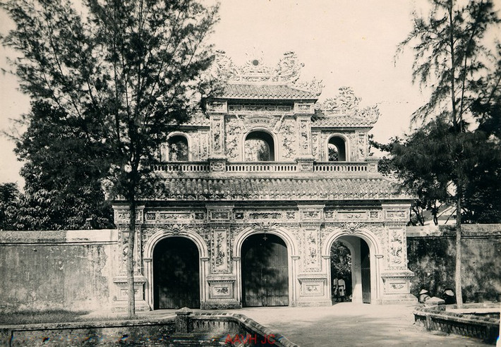 Cổng Hiển Nhơn nằm ở phía Đông của Hoàng thành Huế.