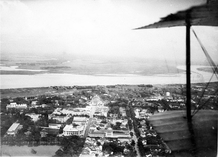 Phố Paul Bert (Tràng Tiền), Nhà hát Lớn và sông Hồng nhìn từ máy bay vào năm 1951.