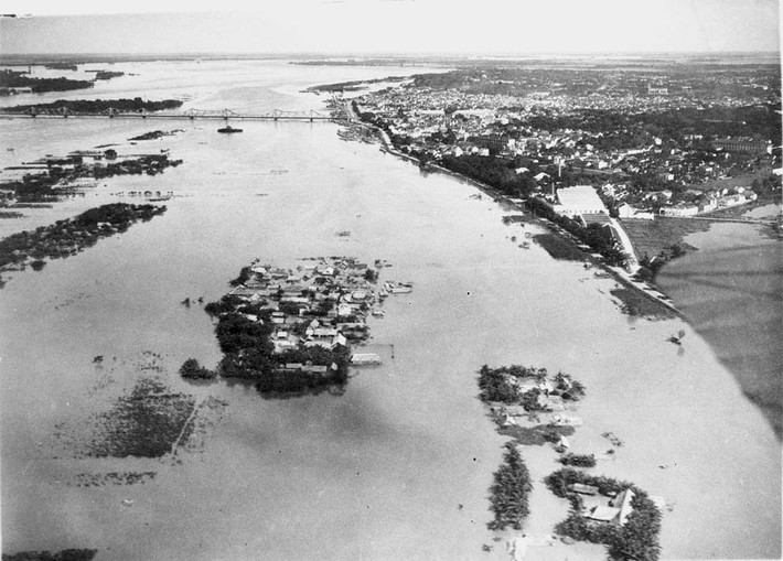 Sông Hồng vào mùa lũ năm 1929.