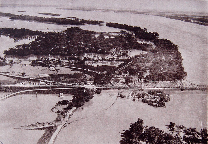 Cầu Long Biên trong trận lũ năm 1926.