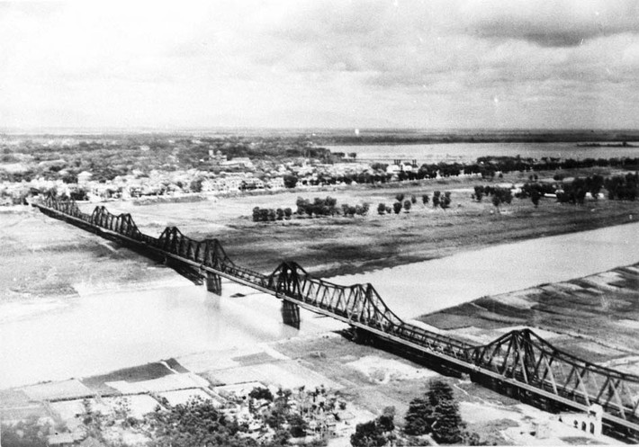 Cầu Long Biên, Hà Nội năm 1951. Ảnh: Belle Indochine.