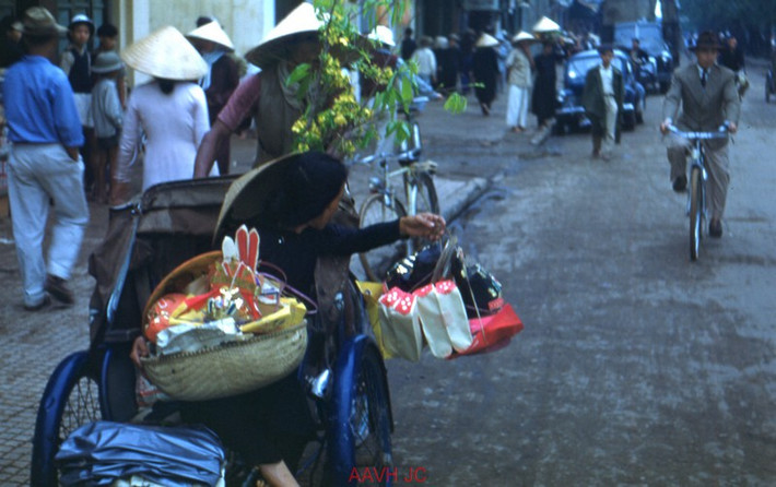 Đường phố Huế dịp Tết 1952.