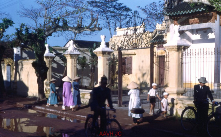 Bên ngoài đền Chiêu Ứng trên phố Gia Hội (nay là phố Chi Lăng), Cố đô Huế năm 1952.