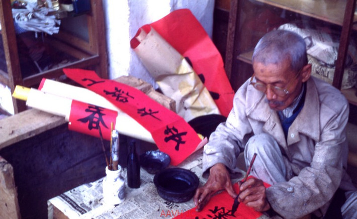 Ông đồ cho chữ trên đường phố Huế.