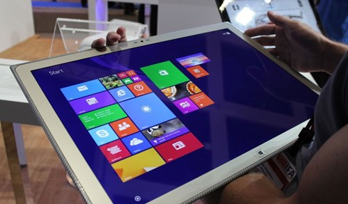 Bên cạnh đó, Panasonic Toughpad có thời lượng pin lên tới 6 tiếng. Đây là sản phẩm hướng tới đối tượng người dùng là nghệ sỹ hoặc các nhà thiết kế nhưng kích cỡ quá khổ của nó thật khó lòng sử dụng một cách thoải mái. Panasonic Toughpad 4K Performance được bán với giá khoảng 6.999 USD (khoảng 156 triệu đồng).