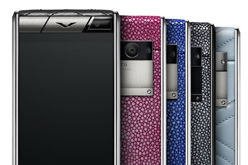3. Vertu Aster Stingray Vertu vốn là một thương hiệu điện thoại xa xỉ và Vertu Aster Stingray là một mẫu điện thoại như vậy. Vertu Aster Stingray được sản xuất giới hạn với số lượng chỉ khoảng 280 chiếc với ba lựa chọn màu đen, xanh và hồng. Stingray sử dụng da cá đuốiđược đánh bóng một cách khéo léo để tạo hoa văn lấp lánh như đính ngọc.Vertu cũng cho biết, loại da cá đặc biệt này bền gấp 25 lần da bò bình thường. Mức giá của sản phẩm này rơi vào khoảng 9.344 USD (khoảng 212 triệu đồng).
