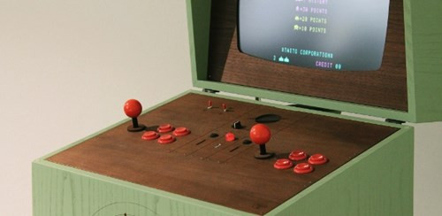 PixelKabinett 42 sẽ đưa bạn trở về thời những năm 90 khi những game 8-bit đang thống trị làng giải trí. Bạn có thể dễ dàng chơi và thêm những game mới thông qua cổng USB đi kèm. Mức giá cho thiết bị này rơi vào khoảng 4.200 USD (khoảng 95 triệu đồng).