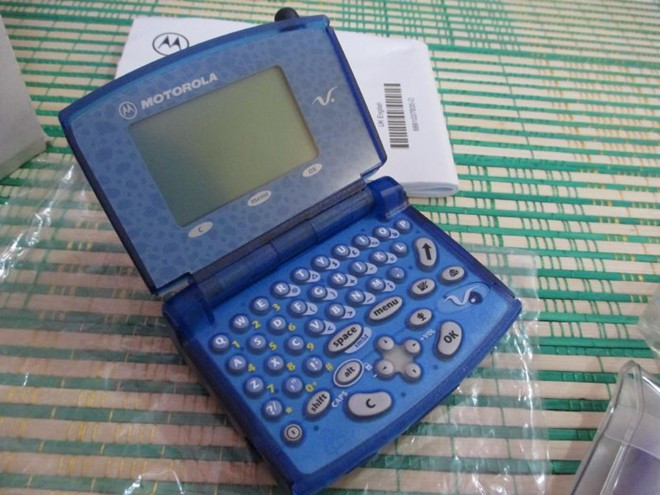 Motorola V100 trông giống như chiếc kim từ điển nhưng có thể nghe gọi. Mẫu điện thoại đa tính năng này ra mắt năm 2000 trông khá thú vị với màn hình độ phân giải 126 x 64 pixel, hiển thị 7 dòng, bàn phím QWERTY và khả năng hoạt động giống một máy chơi game trẻ em.