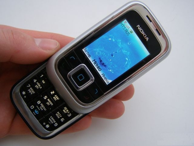 Nokia 6111 là mẫu điện thoại nắp trượt GSM phát hành cuối 2005, model có thiết kế dạng thanh khá thịnh hành thời điểm bấy giờ. Gã khổng lồ Phần Lan tích hợp camera 1 MP phía sau đi kèm đèn flash và một chiếc gương nhỏ dùng cho ai thích chụp ảnh “tự sướng”.